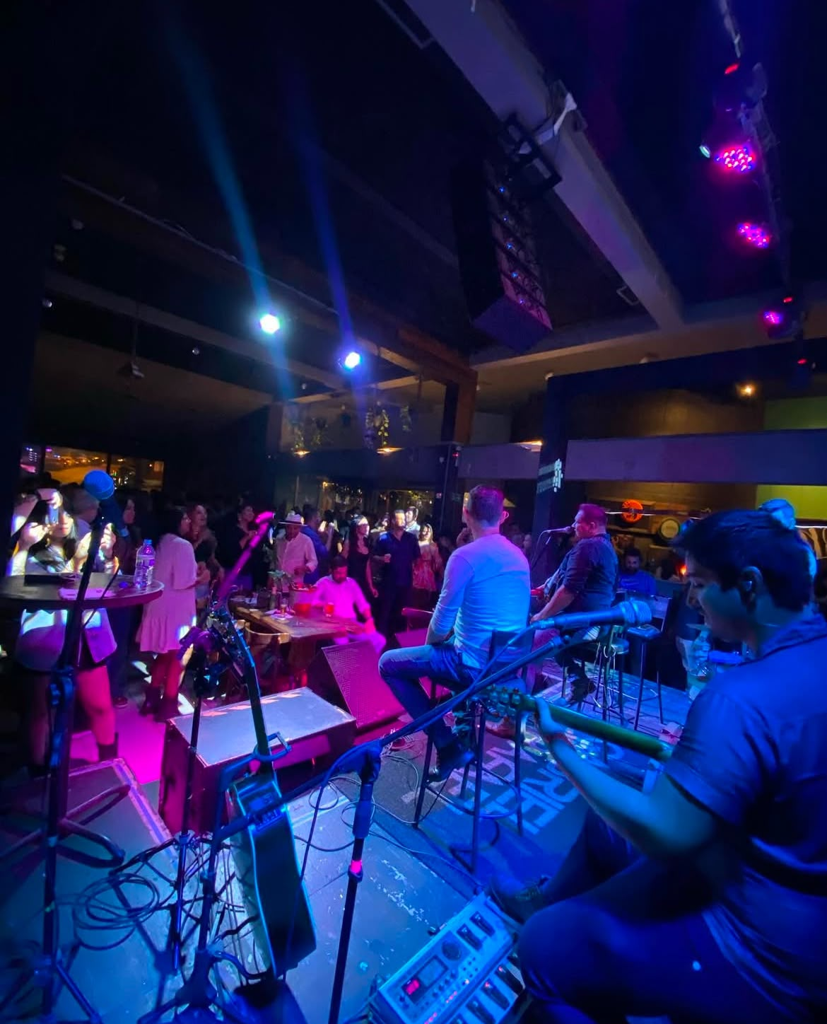 Apresentação de música ao vivo no palco